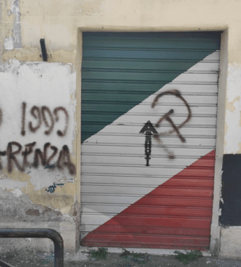 La sede FdI imbrattata con falce e martello e scritte inneggianti Acca Larentia La sede FdI imbrattata con falce e martello e scritte inneggianti Acca Larentia